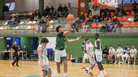 El Basket Xiria, en un partido de esta temporada en el Vila de Noia.