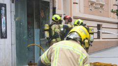 Los bomberos entran al n&uacute;mero 25 de la calle Dolores para sofocar un indendio.