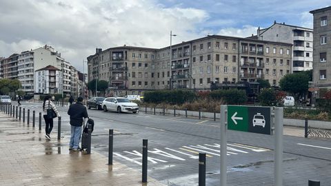 Dos viajeros esperaban a un taxi este mircoles en la estacin intermodal de Ourense.
