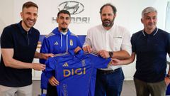 El futbolista francs Brandon Domnguez, durante su presentacin como nuevo jugador del Real Oviedo junto a Agustn Lleida y Roberto Surez