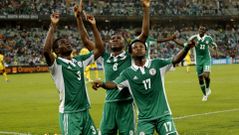 Tres jugadores nigerianos celebran uno de los goles de la semifinal contra Mali.