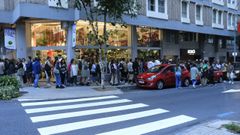 J�venes universitarios haciendo cola para conseguir una entrada para una fiesta de principio de curso