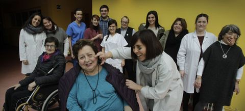 Un grupo de pacientes y trabajadores de la Federaci�n Gallega de Enfermedades Raras y Cr�nicas posan en el local que ocupa la agrupaci�n . 