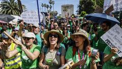 �Harta de usar mi creatividad para cubrir vuestra falta de recursos�. En la imagen, los profesores que este mi�rcoles se manifestaron ante la Consejer�a de Educaci�n en Valencia. 