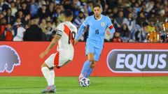 Fede Valverde, de Uruguay, disputa el baln con el peruano Yoshimar Yotn.