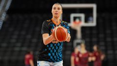 Raquel Carrera, durante el calentamiento de un partido de Euroliga del Valencia Basket.