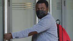 La versi�n del superviviente del Pitanxo Samuel Koufie (en la imagen, entrando esta semana en la Audiencia Nacional) ya es asumida por la Guardia Civil y el Ciaim, y encaja con los testimonios de los tripulantes del Playa Mendu��a Dos.