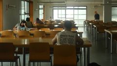 Los opositores ocupan las salas de estudio en verano. El aulario del Campus de Ferrol dispone de 414 plazas y en agosto abre de 9.15 a 13.45 horas