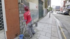 TAPIAS CONTRA LOS OKUPAS Un obrero tapiaba este verano la puerta de una casa en A Corua para evitar la entrada de okupas
