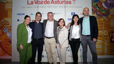 De izquierda a derecha, los periodistas Judit Santamarta, Pablo Zariquiegui, ngel Falcn, Mara Daz, Blanca Gutirrez y Pablo lvarez