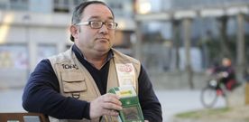 Jos� Antonio Brea, agente vendedor de la ONCE y �Vendedor del A�o�, ayer en A Estrada, municipio donde reside. 
