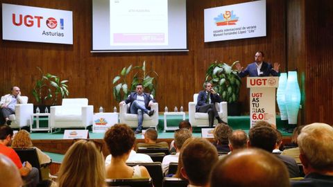 Adri�n Barb�n, durante la inaguraci�n de la Escuela de Verano de UGT