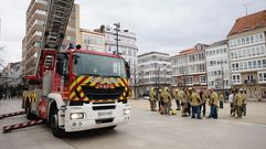 Una veintena de bomberos ferrolanos se concentraron ayer frente al Concello en demanda de negociaci�n y de una soluci�n a la situaci�n que vienen denunciando, a la espera de lo que pudiese anunciar el alcalde en rueda de prensa.
