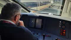 Un maquinista en un tren Avril en la estaci�n de Santiago