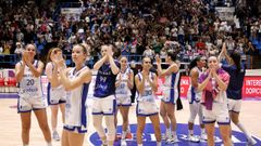 Las jugadoras agradeciendo el apoyo de la afición en el partido contra el Ostrava checo en competición europea.