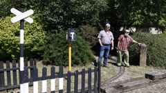 Manuel Hern�ndez y Paco Boluda, en el punto kilom�trico de la l�nea entre Ourense y Vigo que se inaugur� hace 145 a�os