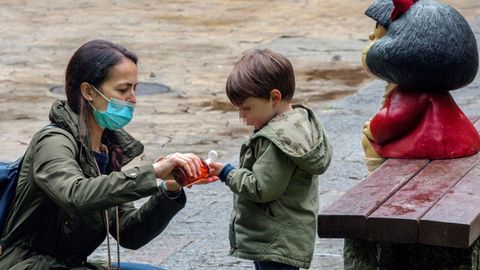 Una madre le echa gel desinfectante a su hijo, en Oviedo
