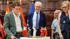 El alcalde de Madrid, Mart�nez Almeida, recibe su figura del Bel�n de Valga
