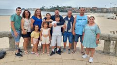 Un grupo de turistas portugueses, de Povoa de Varzim, en la playa de Silgar, en Sanxenxo, de vacaciones