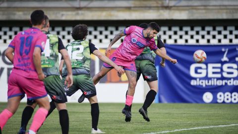 Tiago intenta un remate ante la vigilancia de sus rivales