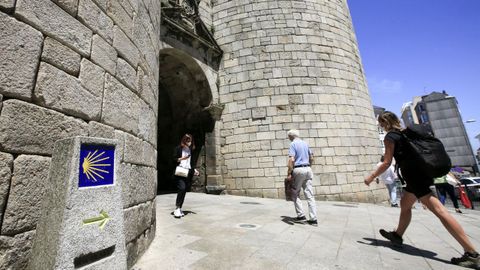 El Camino Primitivo entra en el centro histrico de Lugo por la Porta de San Pedro