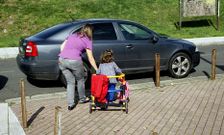 Valme Cid, ayer a mediod�a, al recoger a su hija a la salida del colegio p�blico de Conxo. 