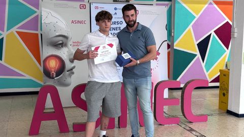 El estudiante premiado Marcos L�pez y un portavoz de la firma Metalux, que le entreg� el galard�n, este jueves