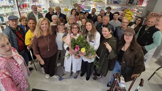 Homenaje sorpresa a la farmac�utica m�s querida de Monte Alto