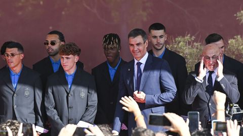 S�nchez, junto a los jugadores de la selecci�n espa�ola en la recepci�n en Moncloa