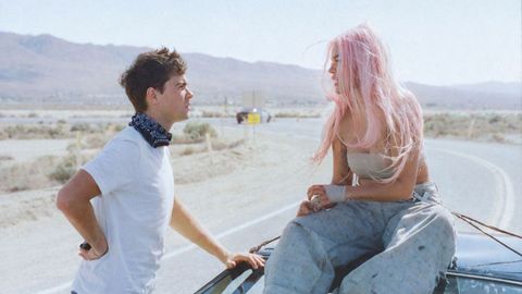 <strong>El artista audiovisual Pedro Artola junto a la artista colombiana Karol G.</strong>