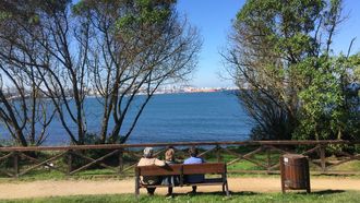 oleiros.Vecinos contemplando el mar en el paseo pegado a la costa en Santa Cruz, Oleiros