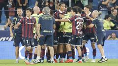Pi�a de la plantilla y cuerpo t�cnico del Levante tras un gol ante el Sevilla.