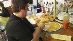 Dolores Ortega, hija de la propietaria del Canario, prepara un bocadillo de tortilla.