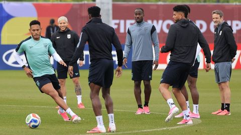 Ismael D�az, a la izquierda, en un entrenamiento con su selecci�n