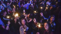 Ms de 25.000 personas despidieron las fiestas de A Guadalupe interpretando A rianxeira en una plaza iluminada por miles de bengalas