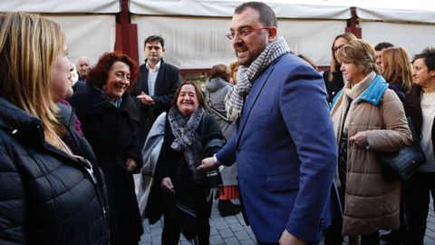 El presidente del Principado, Adrin Barbn, y la alcaldesa de Langreo, Carmen Arbes, antes del inicio del acto por el 25-N