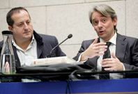 Veiga, a la izquierda, acompa�a a Julio Gonz�lez en la asamblea del mes de diciembre.