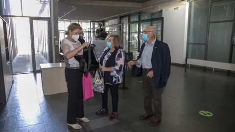 PRESENTACION DEL LIBRO IRMANDIAS, DE AURORA MARCO, EN RIANXO, EN EL ACTO MENSUAL DE BARBANTIA