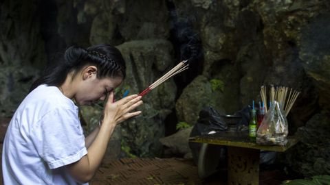 Plegarias de las familias cerca de la cueva donde permanecen atrapados los doce niños y su entrenador.