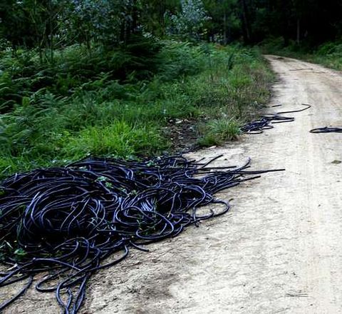 Fundas del cable de cobre robado en O Out�n de Rus.