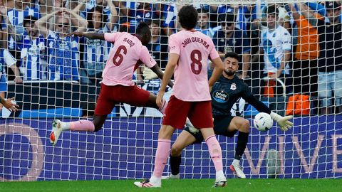 Momento del disparo en el que Umar Sadiq anot� el �nico gol del Valencia