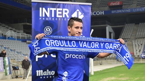 Sa�l Berj�n en su presentaci�n como jugador del Real Oviedo