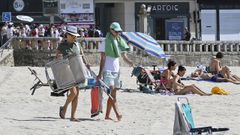 Turistas disfrutando del buen tiempo este viernes en Sanxenxo.