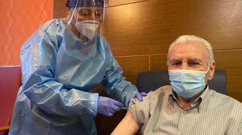 Desde aquella primera vacuna que recibi Inocencio Corbal en diciembre del 2020, en Ourense se han administrado 758.137 dosis