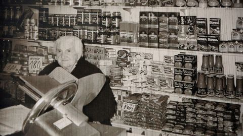 Josefa da Regueira abri� la tienda en 1950. En aquellos a�os repart�a los productos a pie y caminaba varios kil�metros hasta Fornelos o Pazos de Borb�n.