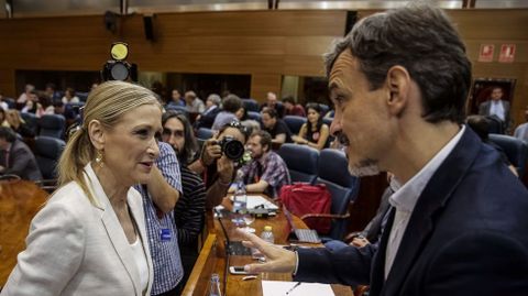 Cristina Cifuentes conversa con el candidato de Podemos, José Manuel López