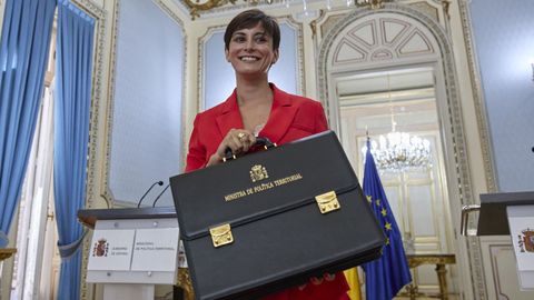 Isabel Rodrguez, la nueva ministra Portavoz y de Poltica Territorial, posa con la cartera de su antecesor