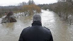 El alcalde de Pamplona, Joseba Asir�n, en el entorno del r�o Arga, donde fue encontrado el cad�ver y que estos d�as ha sufrido inundaciones