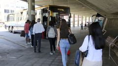 La primera expedici�n de A Coru�a-Ferrol por carretera, con salida de la Estaci�n de Autobuses, adelantar� su hora de salida a partir del lunes.