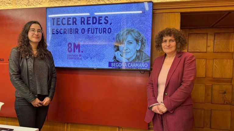 La alcaldesa, Goretti&nbsp; Sanmart&iacute;n (derecha), con la directora del &aacute;rea municipal de Igualdade, Clara Ortega, en la presentaci&oacute;n de la campa&ntilde;a municipal del 8M.